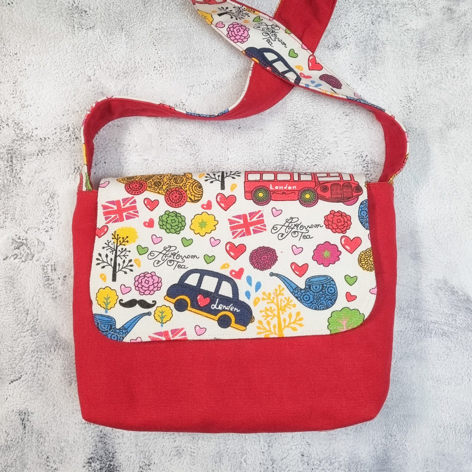 Messenger Bag Kids / Adult 2 different sizes. Messenger Bag Kids / Adult 2 different sizes.