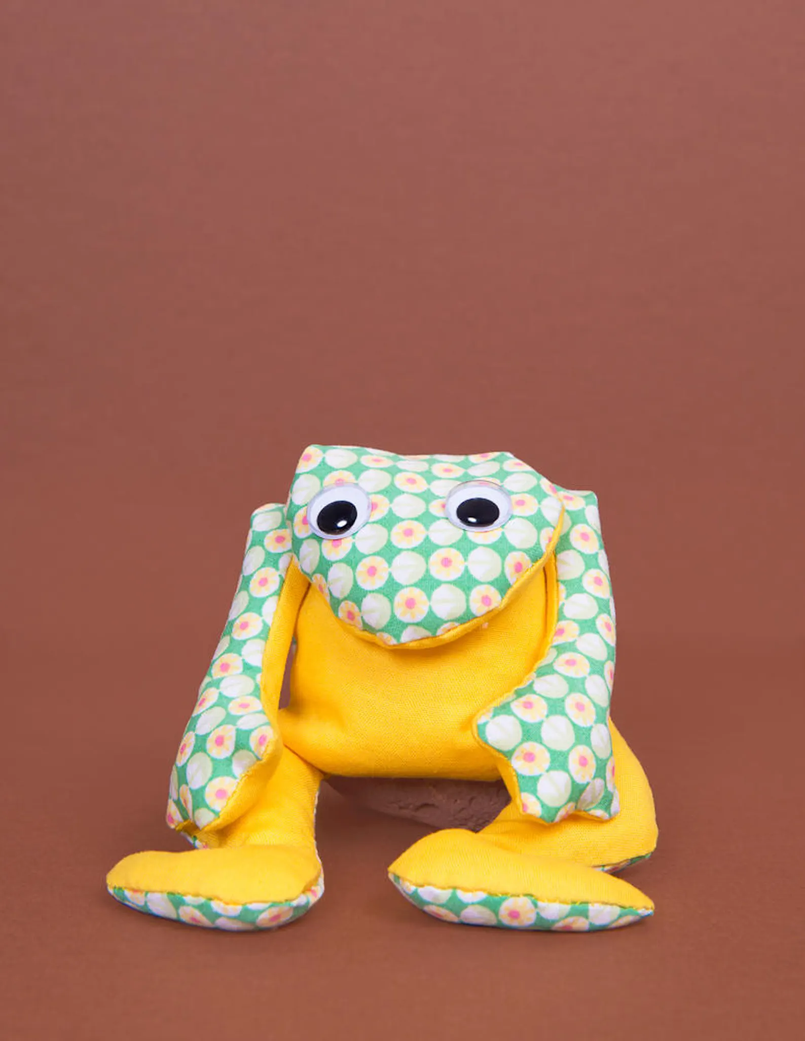Sewing-Projects-Book-for-Kids-Felt-Toys-Softies-frog